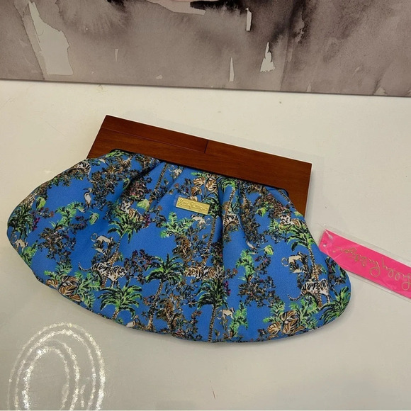 ! Lilly pulitzer gwp clutch Sun Shui Shing! - Picture 1 of 5